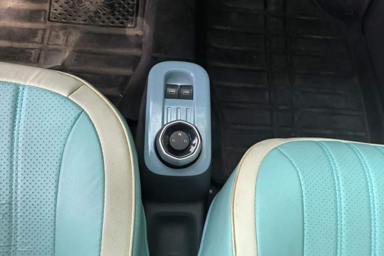 Used Geely Galaxy Panda 2024 Panda Mini 200km Endurance Bear Gear Lever