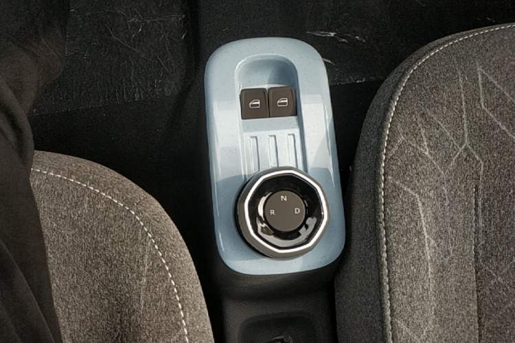 Used Geely Galaxy Panda 2024 Panda Mini 200km Endurance Bear Gear Lever