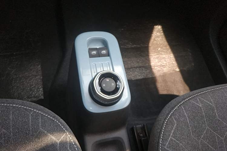 Used Geely Galaxy Panda 2024 Panda Mini 200km Endurance Bear Gear Lever