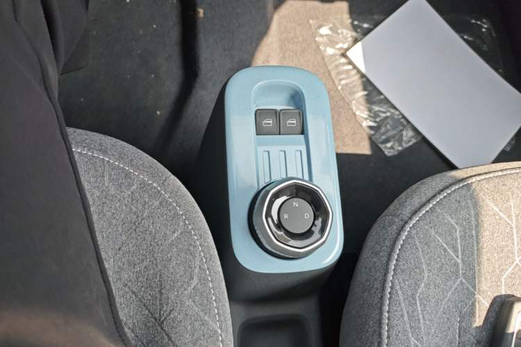 Used Geely Galaxy Panda 2024 Panda Mini 200km Endurance Bear Gear Lever