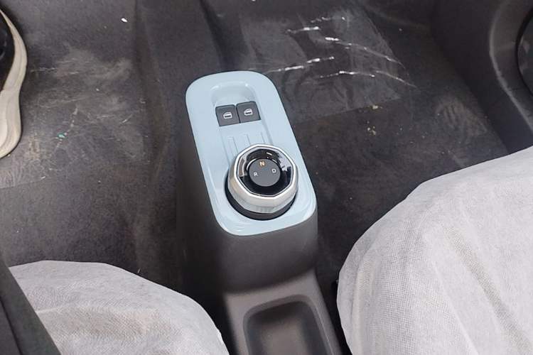 Used Geely Galaxy Panda 2024 Panda Mini 200km Endurance Bear Gear Lever