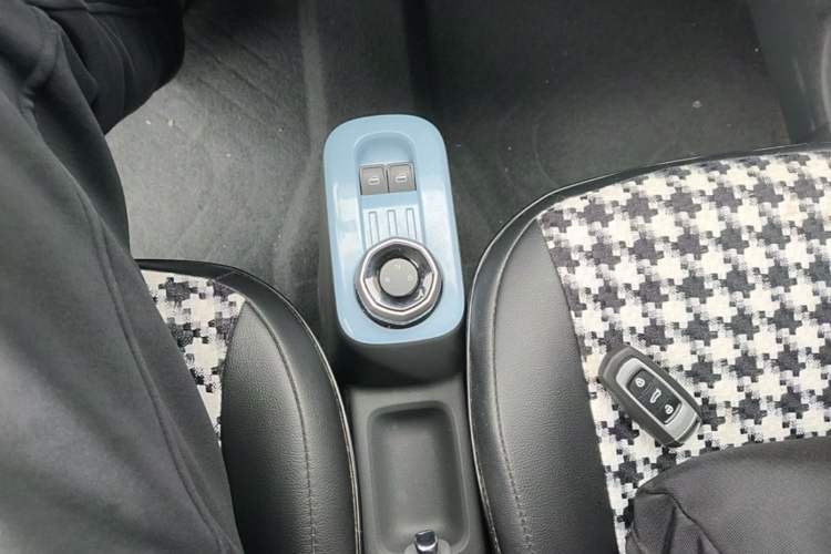 Used Geely Galaxy Panda 2024 Panda Mini 200km Endurance Bear Gear Lever