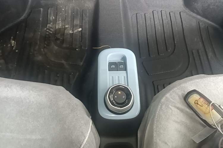 Used Geely Galaxy Panda 2024 Panda Mini 200km Endurance Bear Gear Lever