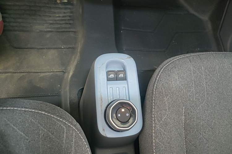 Used Geely Galaxy Panda 2024 Panda Mini 200km Endurance Bear Gear Lever