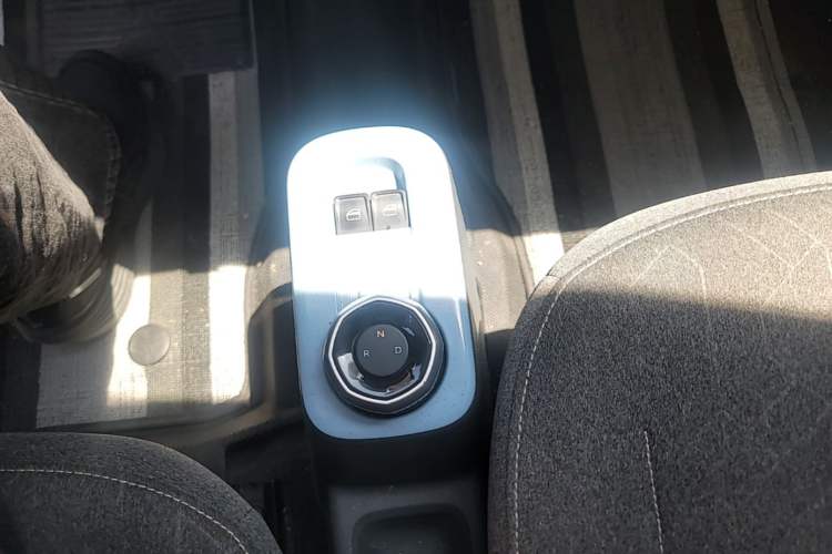 Used Geely Galaxy Panda 2024 Panda Mini 200km Endurance Bear Gear Lever