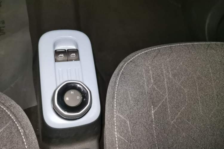 Used Geely Galaxy Panda 2024 Panda Mini 200km Endurance Bear Gear Lever
