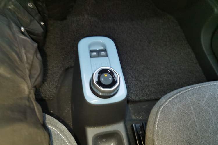 Used Geely Galaxy Panda 2024 Panda Mini 200km Endurance Bear Gear Lever