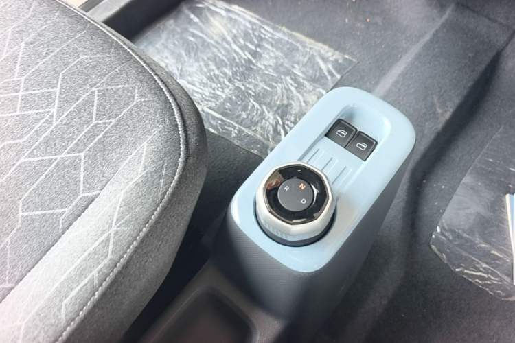 Used Geely Galaxy Panda 2024 Panda Mini 200km Endurance Bear Gear Lever