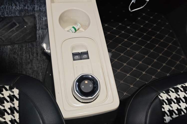 Used Geely Galaxy Panda 2024 Panda Mini 200km Endurance Bear Gear Lever