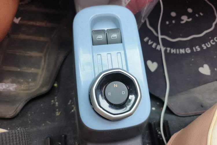 Used Geely Galaxy Panda 2024 Panda Mini 200km Endurance Bear Gear Lever