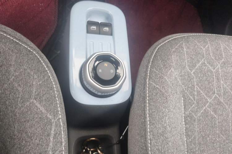 Used Geely Galaxy Panda 2024 Panda Mini 200km Endurance Bear Gear Lever
