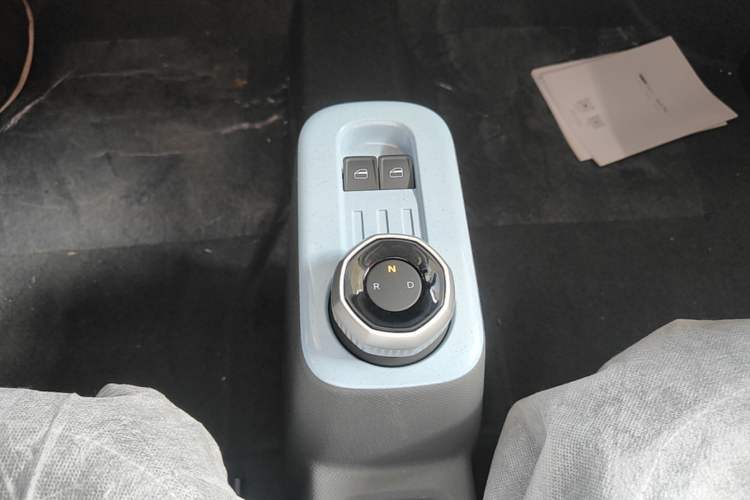 Used Geely Galaxy Panda 2024 Panda Mini 200km Endurance Bear Gear Lever