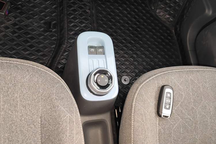 Used Geely Galaxy Panda 2024 Panda Mini 200km Endurance Bear Gear Lever