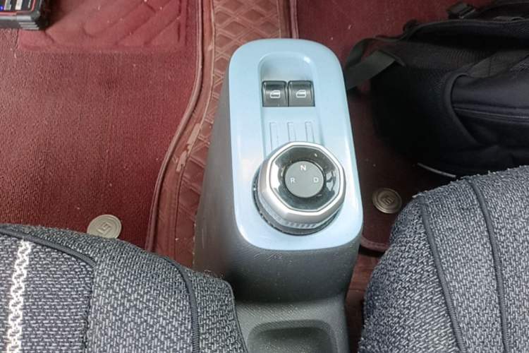 Used Geely Galaxy Panda 2024 Panda Mini 200km Endurance Bear Gear Lever