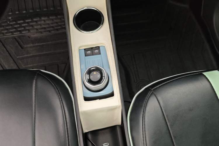 Used Geely Galaxy Panda 2024 Panda Mini 200km Endurance Bear Gear Lever