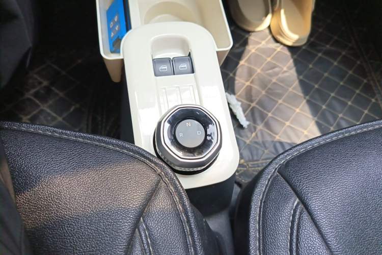 Used Geely Galaxy Panda 2024 Panda Mini 200km Endurance Bear Gear Lever