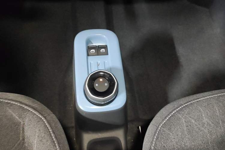 Used Geely Galaxy Panda 2024 Panda Mini 200km Endurance Bear Gear Lever
