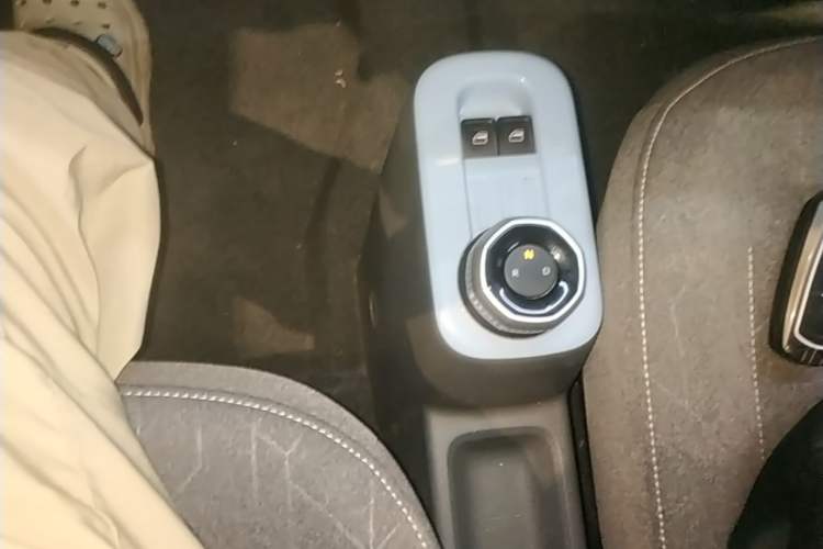 Used Geely Galaxy Panda 2024 Panda Mini 200km Endurance Bear Gear Lever