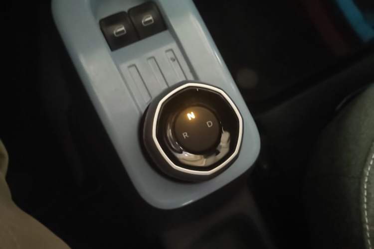 Used Geely Galaxy Panda 2024 Panda Mini 200km Endurance Bear Gear Lever