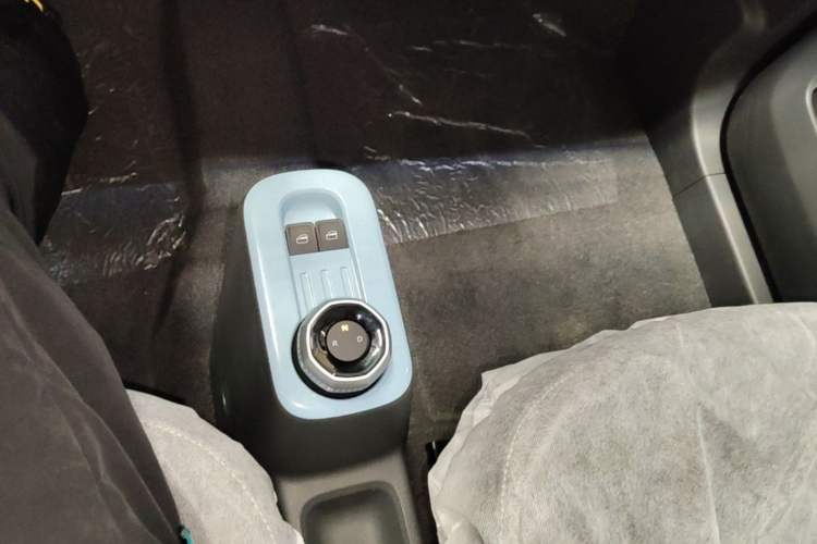 Used Geely Galaxy Panda 2024 Panda Mini 200km Endurance Bear Gear Lever