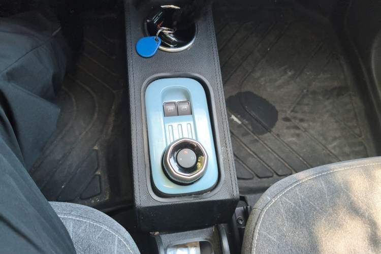 Used Geely Galaxy Panda 2024 Panda Mini 200km Endurance Bear Gear Lever