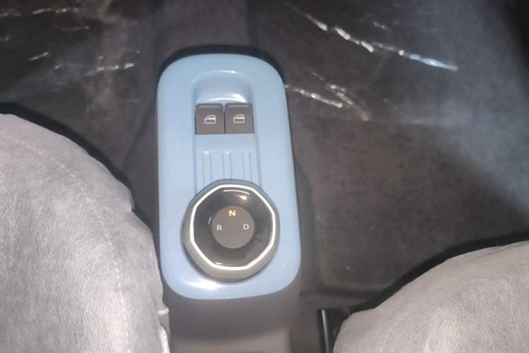Used Geely Galaxy Panda 2024 Panda Mini 200km Endurance Bear Gear Lever