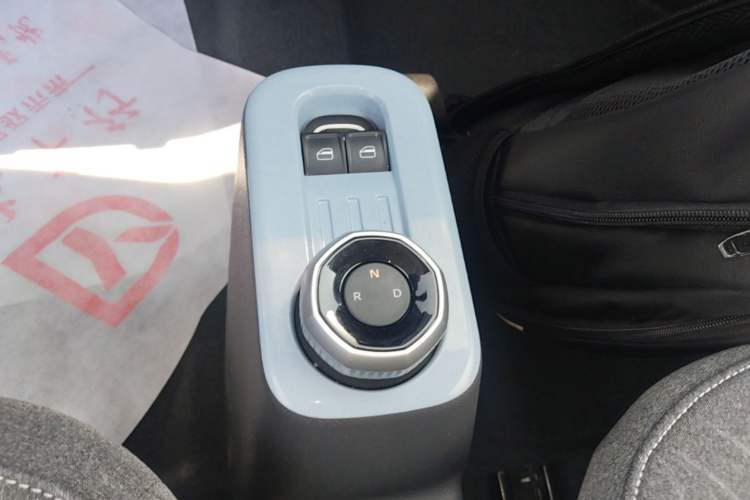 Used Geely Galaxy Panda 2024 Panda Mini 200km Endurance Bear Gear Lever