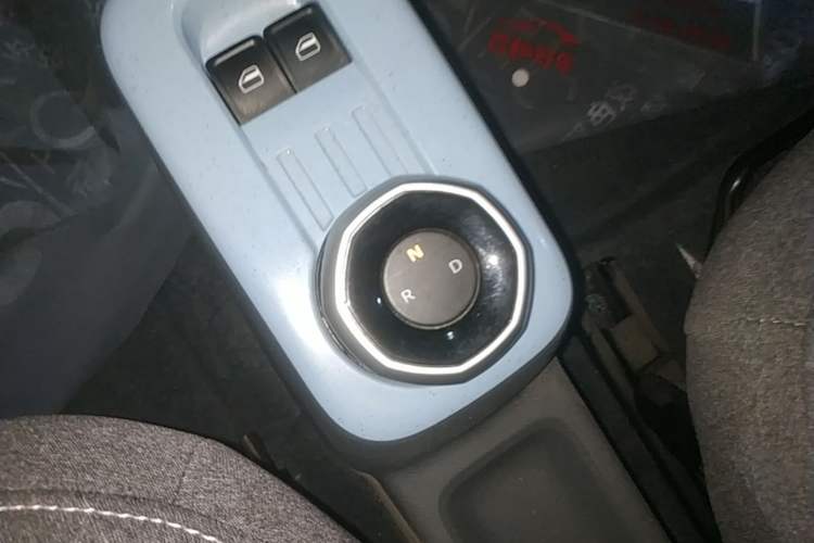 Used Geely Galaxy Panda 2024 Panda Mini 200km Endurance Bear Gear Lever