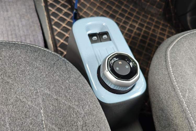 Used Geely Galaxy Panda 2024 Panda Mini 200km Endurance Bear Gear Lever