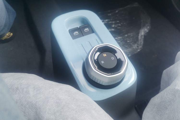 Used Geely Galaxy Panda 2024 Panda Mini 200km Endurance Bear Gear Lever