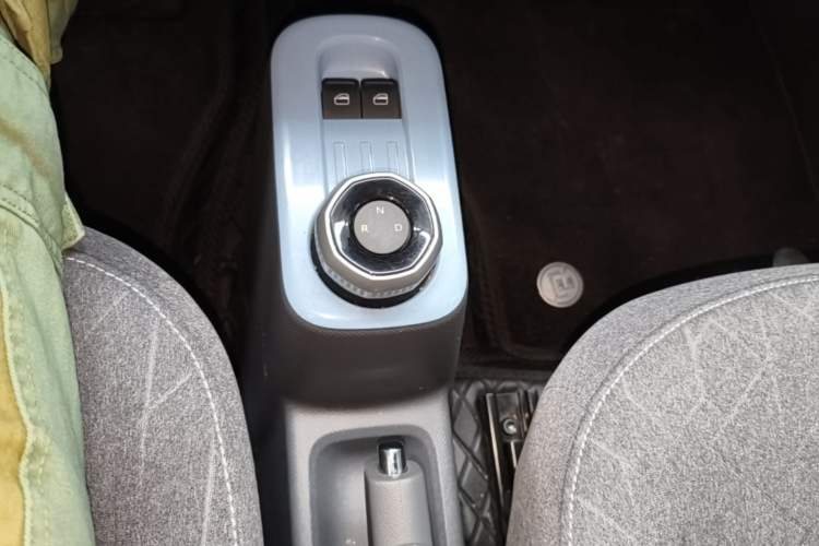 Used Geely Galaxy Panda 2024 Panda Mini 200km Endurance Bear Gear Lever