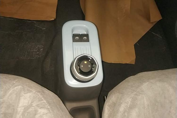 Used Geely Galaxy Panda 2024 Panda Mini 200km Endurance Bear Gear Lever