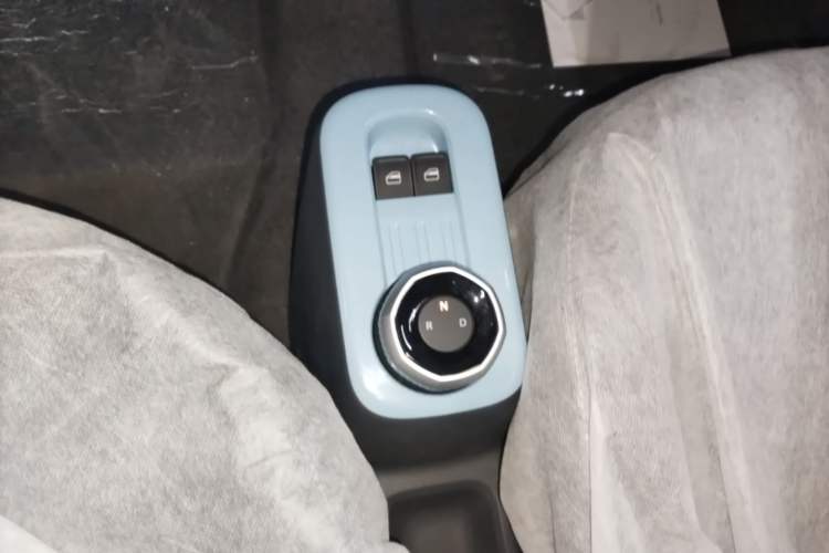 Used Geely Galaxy Panda 2024 Panda Mini 200km Endurance Bear Gear Lever