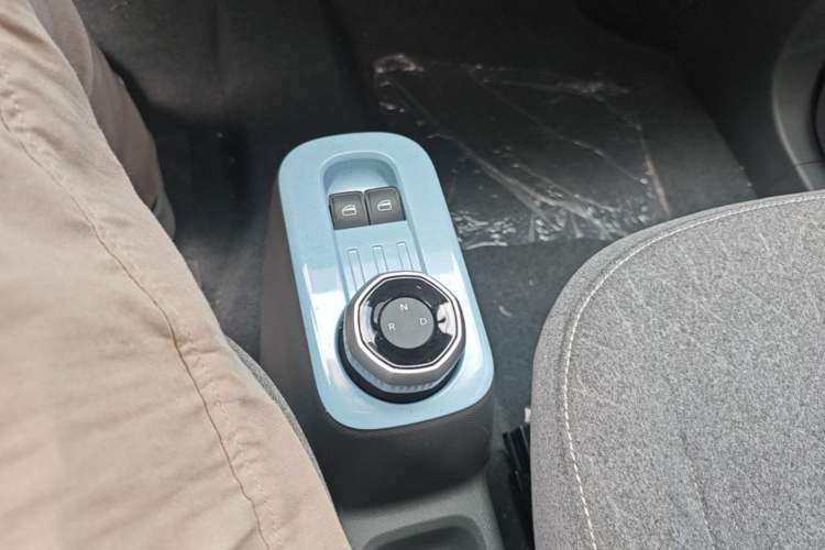 Used Geely Galaxy Panda 2024 Panda Mini 200km Endurance Bear Gear Lever