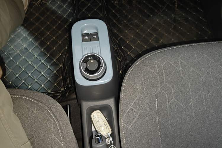 Used Geely Galaxy Panda 2024 Panda Mini 200km Endurance Bear Gear Lever