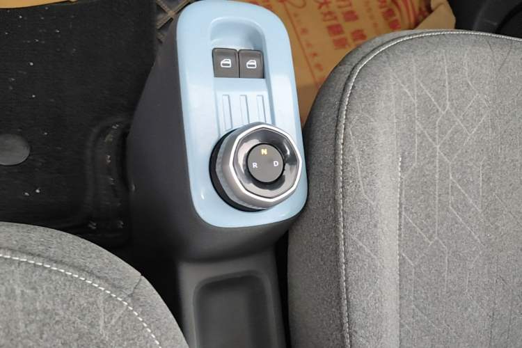 Used Geely Galaxy Panda 2024 Panda Mini 200km Endurance Bear Gear Lever