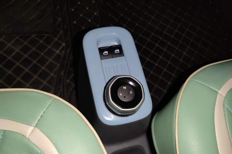 Used Geely Galaxy Panda 2024 Panda Mini 200km Endurance Bear Gear Lever