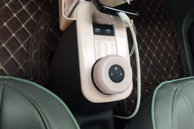 Used Geely Galaxy Panda 2024 Panda Mini 200km Endurance Bear Gear Lever