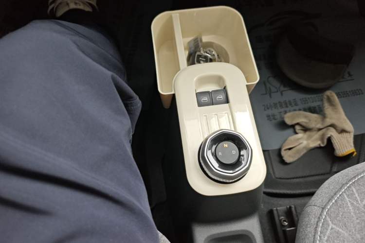 Used Geely Galaxy Panda 2024 Panda Mini 200km Endurance Bear Gear Lever