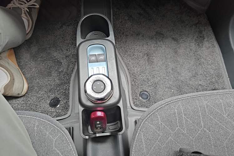 Used Geely Galaxy Panda 2024 Panda Mini 200km Endurance Bear Gear Lever