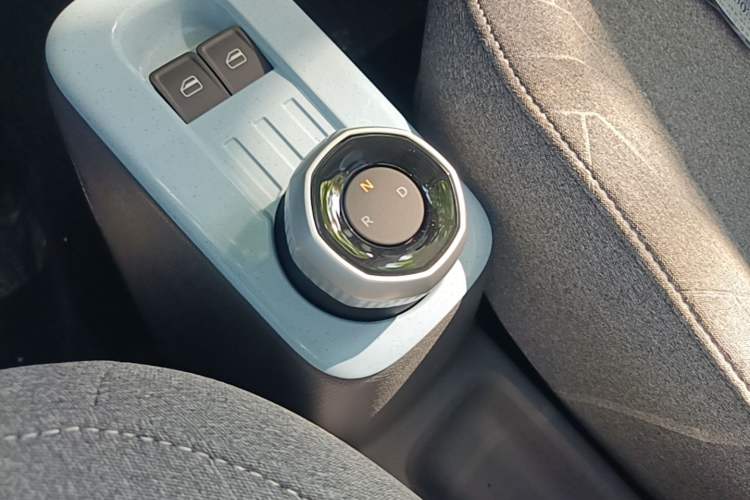 Used Geely Galaxy Panda 2024 Panda Mini 200km Endurance Bear Gear Lever