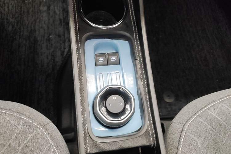 Used Geely Galaxy Panda 2024 Panda Mini 200km Endurance Bear Gear Lever