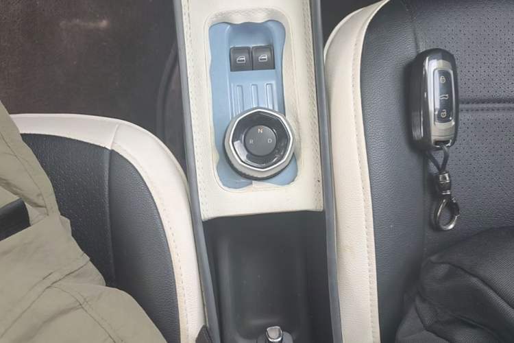 Used Geely Galaxy Panda 2024 Panda Mini 200km Endurance Bear Gear Lever