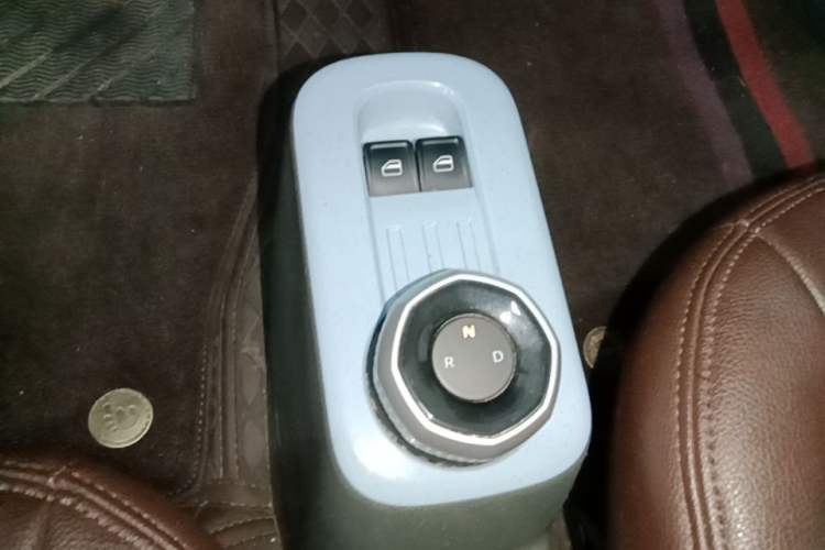 Used Geely Galaxy Panda 2024 Panda Mini 200km Endurance Bear Gear Lever