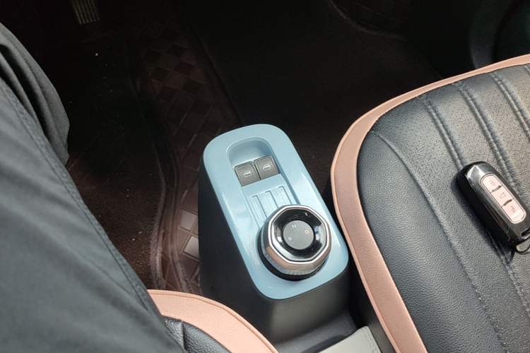 Used Geely Galaxy Panda 2024 Panda Mini 200km Endurance Bear Gear Lever