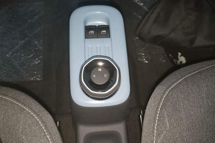Used Geely Galaxy Panda 2024 Panda Mini 200km Endurance Bear Gear Lever