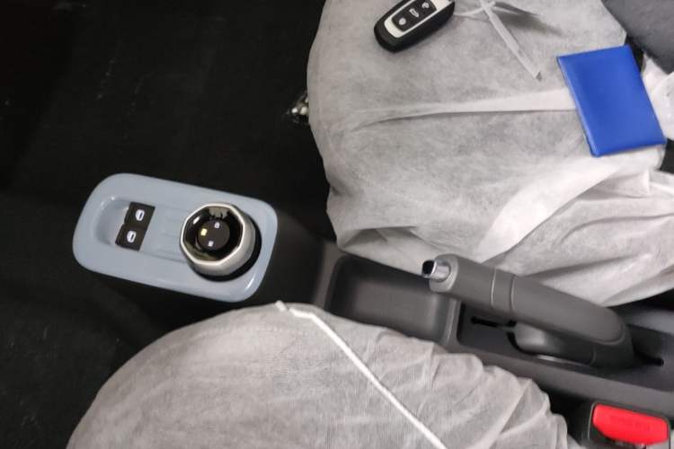 Used Geely Galaxy Panda 2024 Panda Mini 200km Endurance Bear Gear Lever