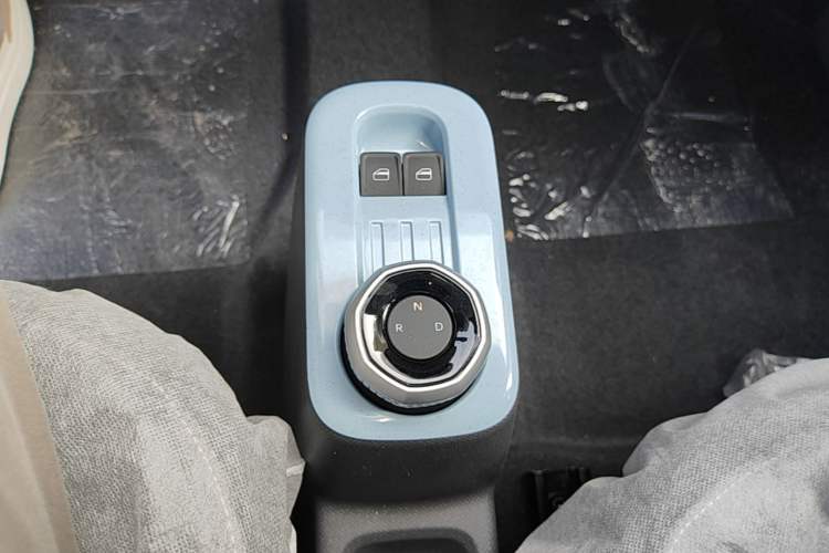 Used Geely Galaxy Panda 2024 Panda Mini 200km Endurance Bear Gear Lever