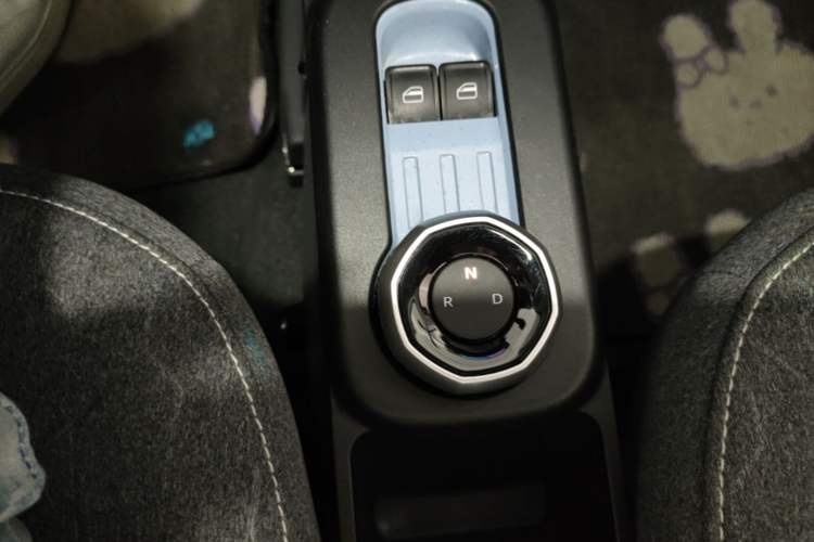Used Geely Galaxy Panda 2024 Panda Mini 200km Endurance Bear Gear Lever