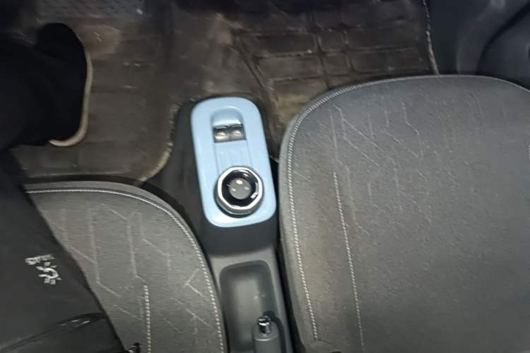 Used Geely Galaxy Panda 2024 Panda Mini 200km Endurance Bear Gear Lever
